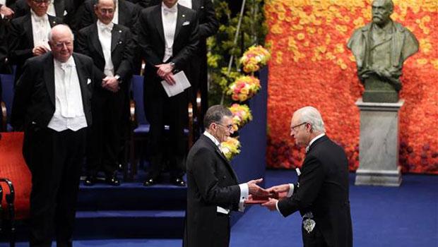 Türk bilim adamı Aziz Sancar, 2015 yılı Nobel Kimya Ödülü'nü İsveç Kralı 16'ncı Gustaf'ın elinden aldı.