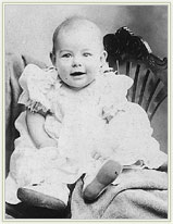 Ernest Hemingway'in 1900 yılında çekilmiş bebeklik fotoğrafı.