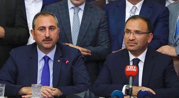 Adalet Bakanı Gül istifa etti, Bekir Bozdağ üçüncü kez Adalet Bakanlığına getirildi.