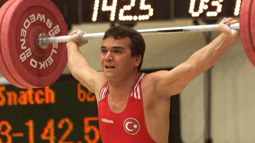 Avrupa, Dünya ve Olimpiyat Şampiyonu haltercimiz Naim Süleymanoğlu yoğun bakımda